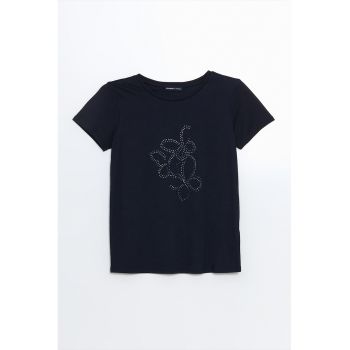 Tricou cu decolteu la baza gatului si aplicatii cu strasuri