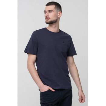 Tricou cu decolteu la baza gatului si buzunar pe piept
