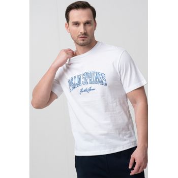Tricou cu decolteu la baza gatului si imprimeu text