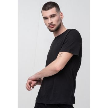 Tricou cu decolteu la baza gatului si logo brodat