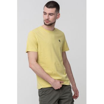 Tricou cu decolteu la baza gatului si logo brodat