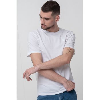 Tricou cu decolteu la baza gatului si logo brodat