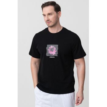 Tricou cu imprimeu grafic si decolteu la baza gatului