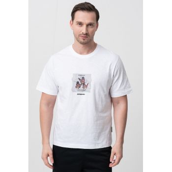 Tricou cu imprimeu grafic si decolteu la baza gatului