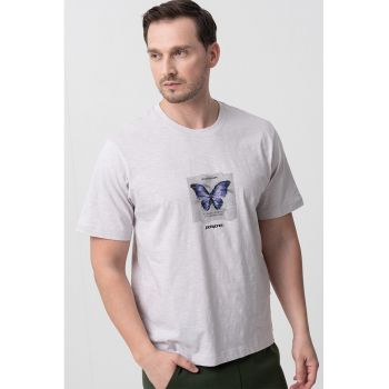 Tricou cu imprimeu grafic si decolteu la baza gatului