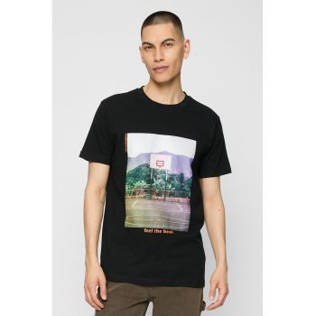 Tricou cu imprimeu si decolteu la baza gatului