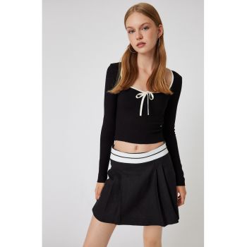 Bluza crop cu detalii contrastante