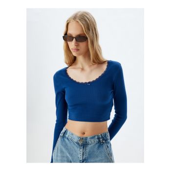 Bluza crop cu garnituri din dantela