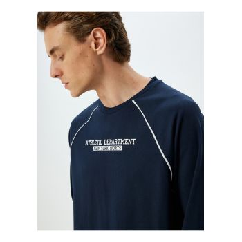 Bluza de trening cu decolteu la baza gatului si maneci raglan