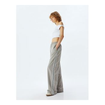 Pantaloni cu croiala ampla si buzunare laterale