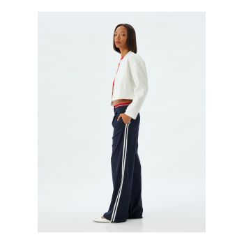 Pantaloni cu croiala ampla si buzunare laterale
