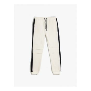 Pantaloni de trening cu snur de ajustare - model uni si buzunare laterale