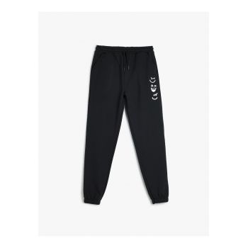 Pantaloni de trening cu snur de ajustare si detalii cu imprimeu grafic