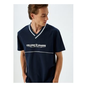 Tricou cu decolteu in V si detalii contrastante