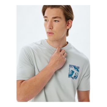 Tricou cu decolteu la baza gatului - imprimeu grafic si text