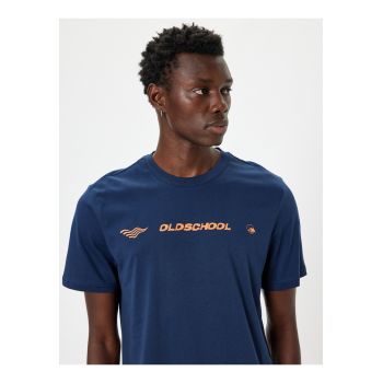 Tricou cu decolteu la baza gatului si imprimeu text