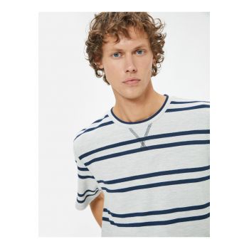 Tricou cu decolteu la baza gatului si model in dungi