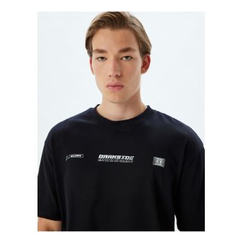 Tricou supradimensionat cu detaliu cu imprimeu text