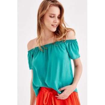 Bluza vaporoasa cu decolteu pe umeri