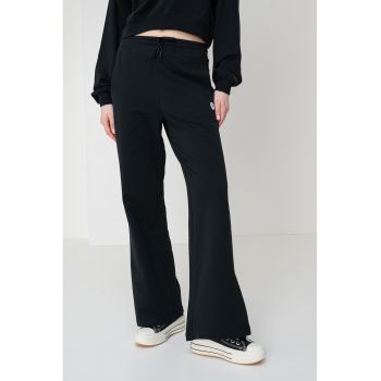 Pantaloni de trening evazati cu slituri la terminatie