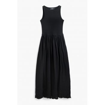 Rochie fara maneci cu garnitura brodata