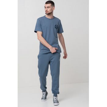 Tricou cu decolteu la baza gatului si detaliu logo