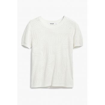Tricou cu decolteu la baza gatului si model