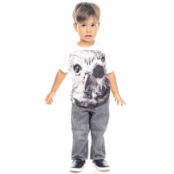 Tricou cu decolteu la baza gatului si model foto