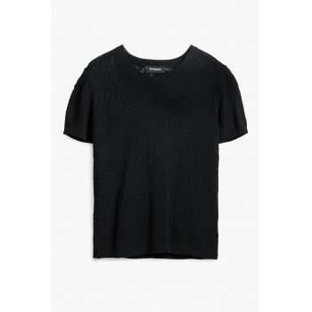 Tricou cu decolteu la baza gatului si model