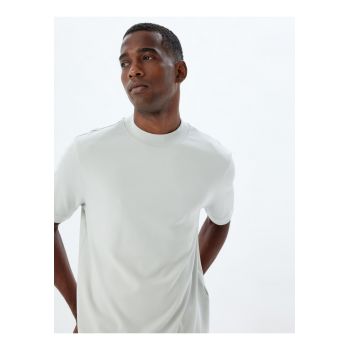 Tricou uni cu decolteu la baza gatului
