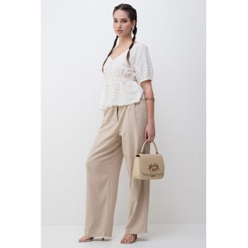 Bluza cu decolteu in V si decupaje discrete