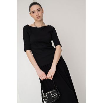 Bluza cu decolteu rotund si maneci medii