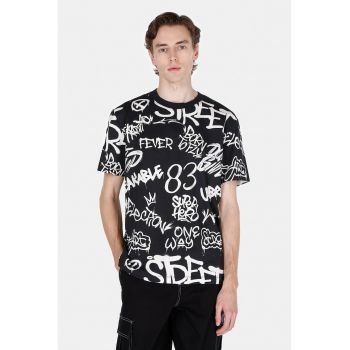 Tricou cu imprimeu text si decolteu la baza gatului