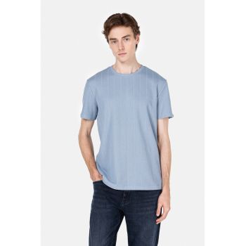 Tricou striat cu decolteu la baza gatului
