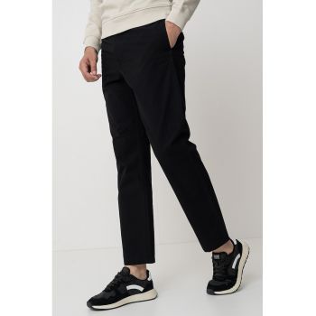 Pantaloni cu o curea