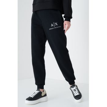 Pantaloni de trening cu talie medie si buzunare laterale