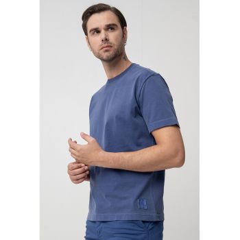 Tricou cu decolteu la baza gatului