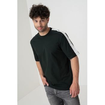Tricou cu decolteu la baza gatului si benzi logo