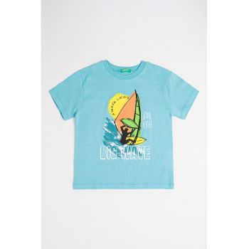Tricou cu decolteu la baza gatului si imprimeu