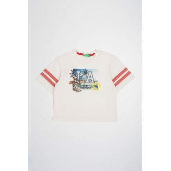Tricou cu decolteu la baza gatului si imprimeu grafic
