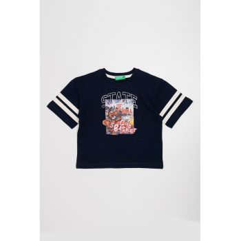 Tricou cu decolteu la baza gatului si imprimeu grafic