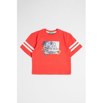 Tricou cu decolteu la baza gatului si imprimeu grafic