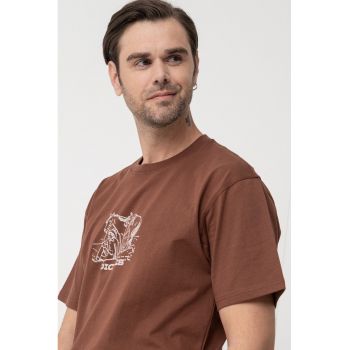 Tricou cu decolteu la baza gatului si imprimeu grafic