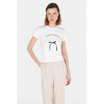 Tricou cu decolteu la baza gatului si imprimeu grafic