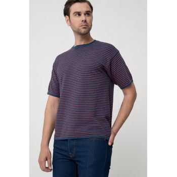 Tricou cu decolteu la baza gatului si imprimeu in dungi