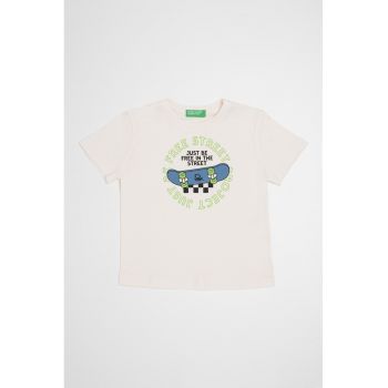 Tricou cu decolteu la baza gatului si imprimeu pe partea din spate