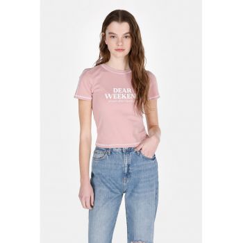 Tricou cu decolteu la baza gatului si imprimeu text