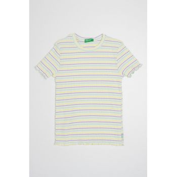 Tricou cu decolteu la baza gatului si model in dungi