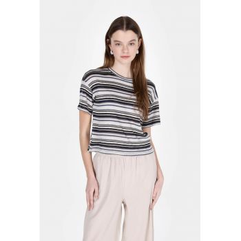 Tricou cu dungi si decolteu la baza gatului