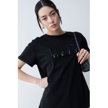 Tricou cu logo brodat si decolteu la baza gatului